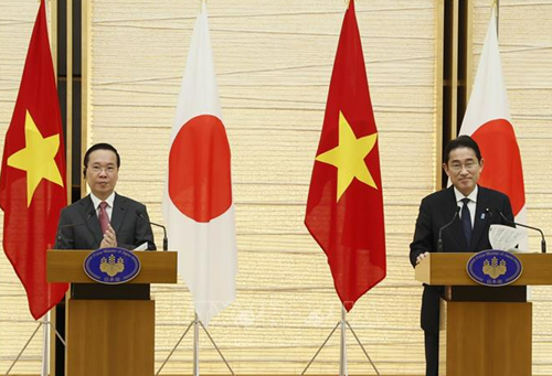 Chủ tịch nước Võ Văn Thưởng và Thủ tướng Nhật Bản Kishida Fumio đồng chủ trì họp báo
